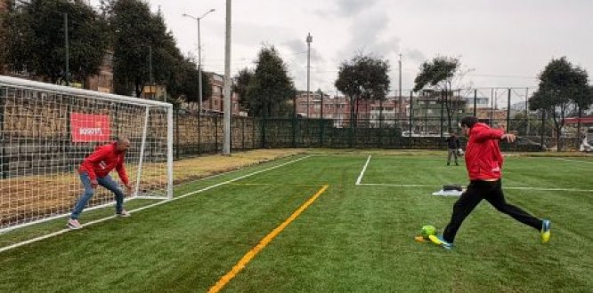 Entrega de cancha de fútbol en el parque del barrio la Aurora en Usme