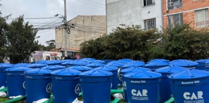 La CAR, en articulación con la Alcaldía Local de Usme, entregó 100 kits para la recolección y almacenamiento de aguas lluvias a familias campesinas de la localidad.